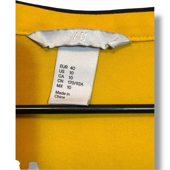 H&M Mustard Yellow w/Black Piping Sleeveless Lightweight Pleated V-Neck Blouse - Picture 12 of 16